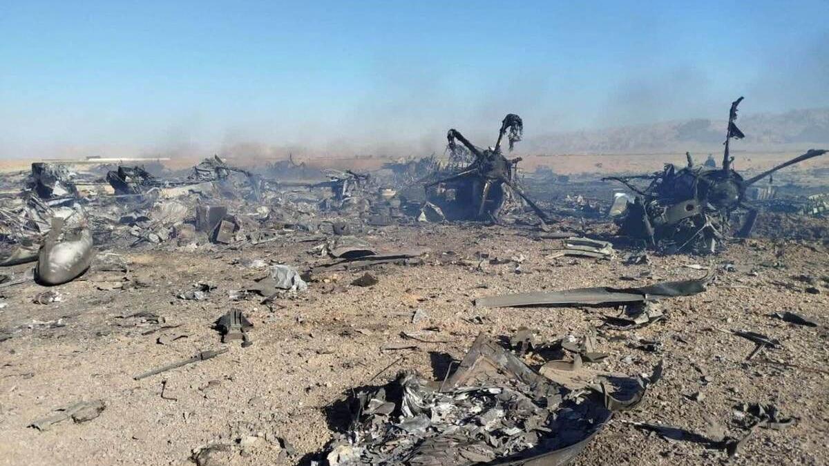 Olupine na zemlji za koje Revolucionarna garda tvrdi da je američki avion uništen tokom misije pronalaženja zarobljenog pilota u Isfahanu, u Iranu