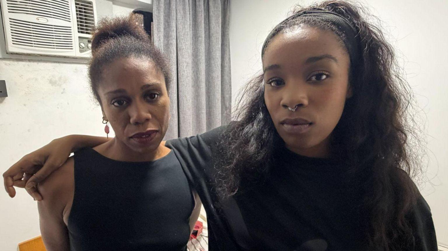 羅斯（右）與母親艾莎·貝爾