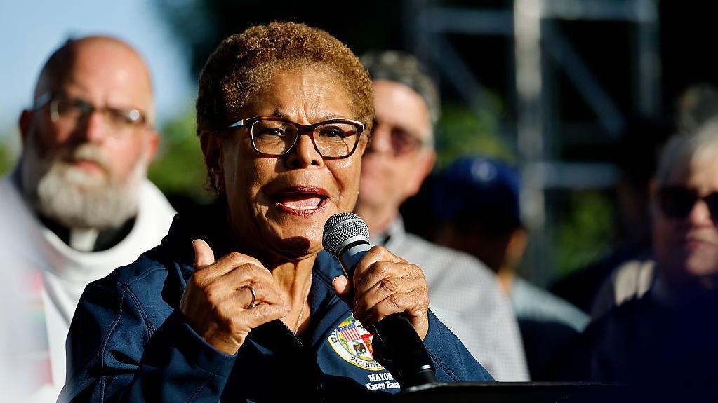La alcaldesa de Los Ángeles, Karen Bass, habla durante una vigilia