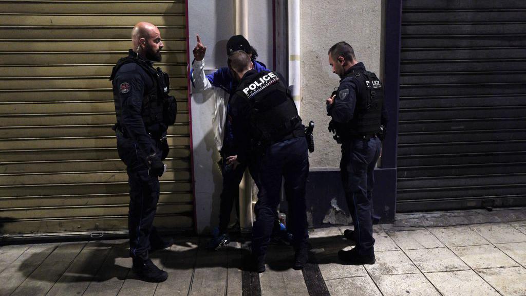 Policías interpelan a un menor en Nimes en 2024.