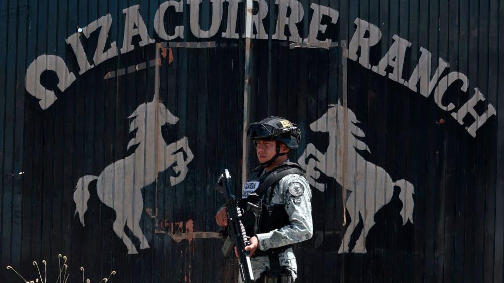 Un agente de la Guardia Nacional en el rancho Izaguirre