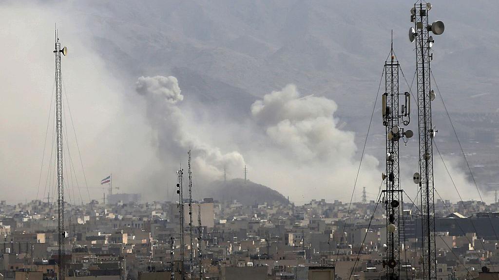 2026年2月28日，以色列軍方對伊朗展開第二波空襲後，市中心上空升起濃煙。