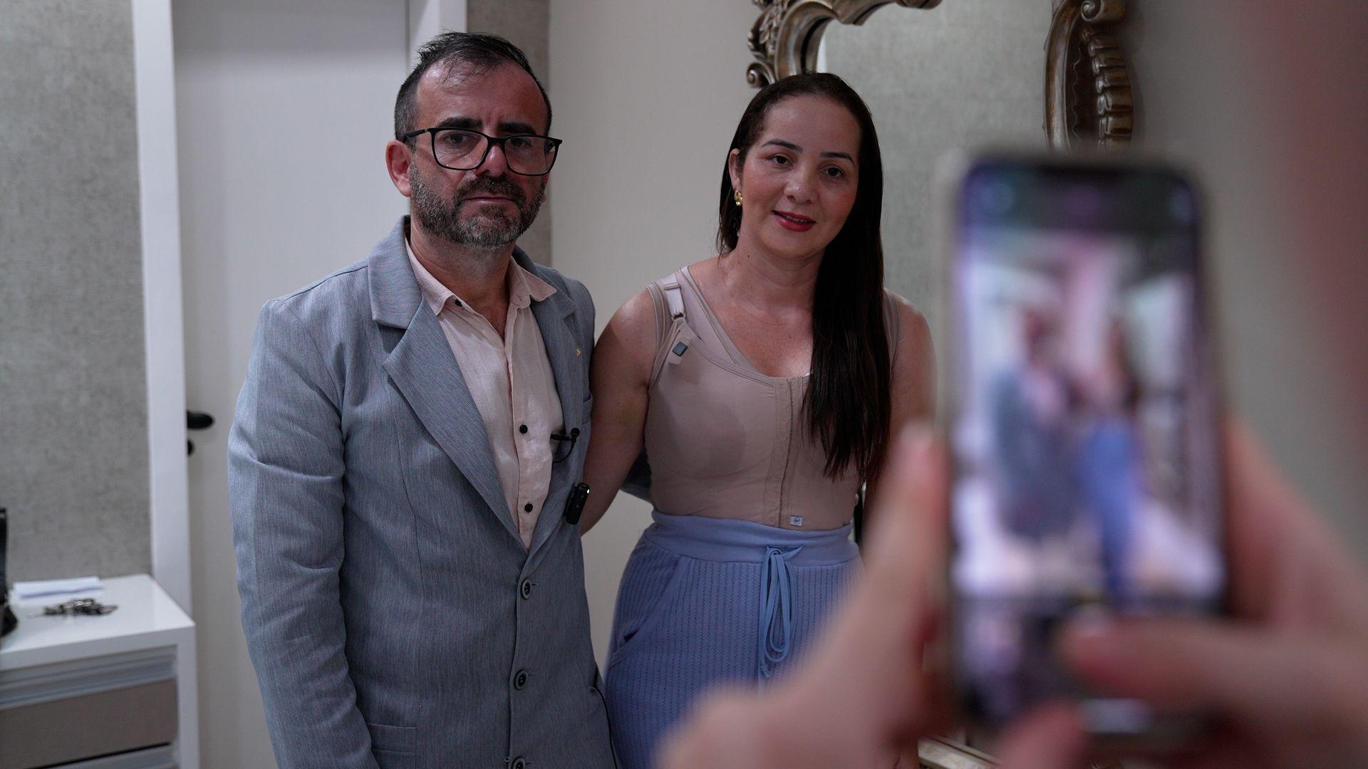 O cirurgião Maurino Grossi com a paciente Claudineia Dias