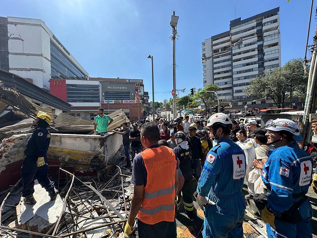 Rescatistas frente a escombros