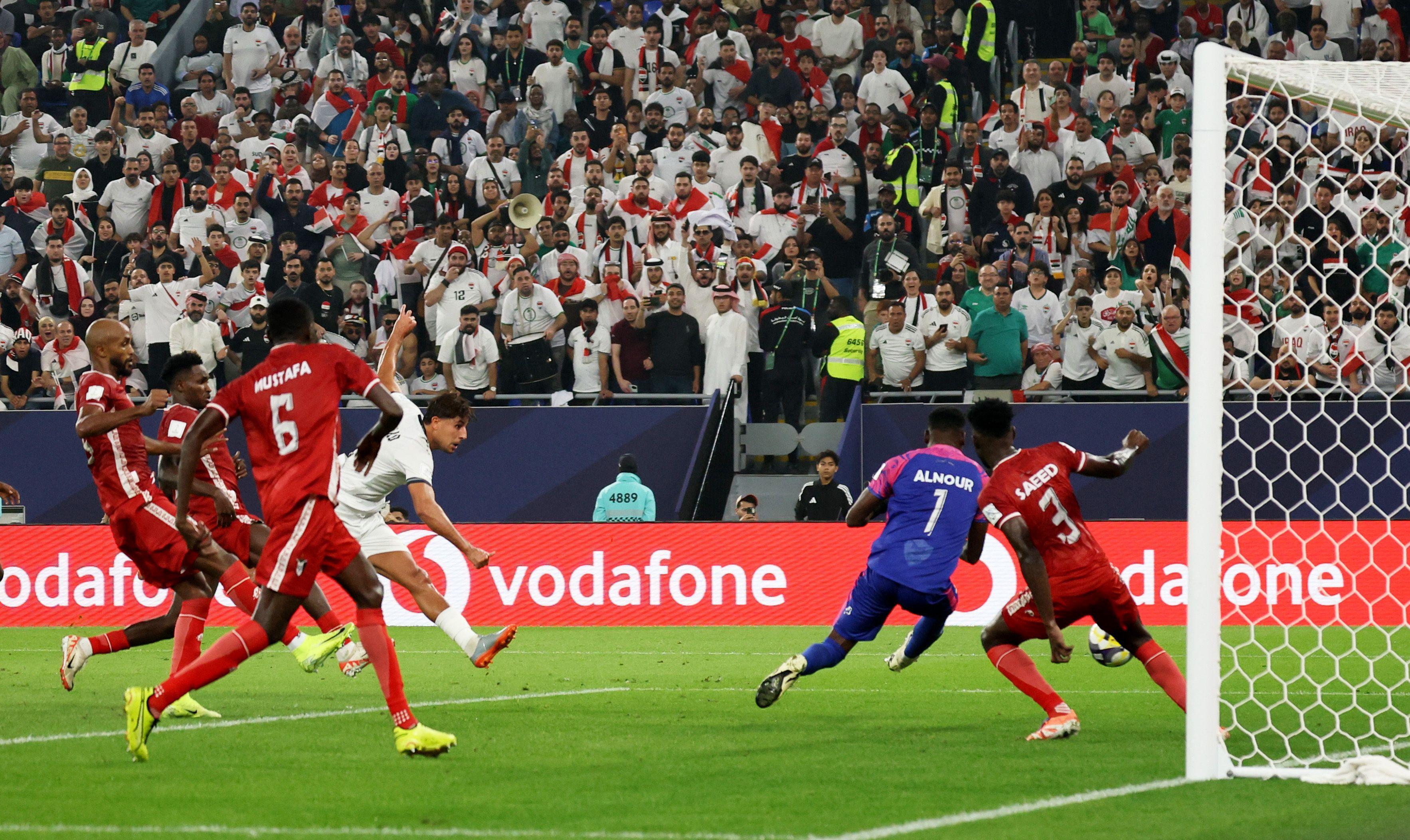 مهند علي يسجل الهدف الأول للعراق في شباك السودان