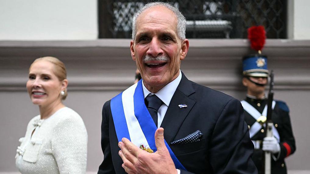 Asfura tomó posesión del cargo en una austera ceremonia.