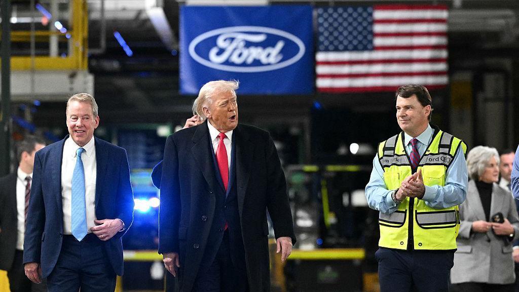Donald Trump, acompanhado de executivos da Ford, em uma f&aacute;brica no Estado americano de Michigan