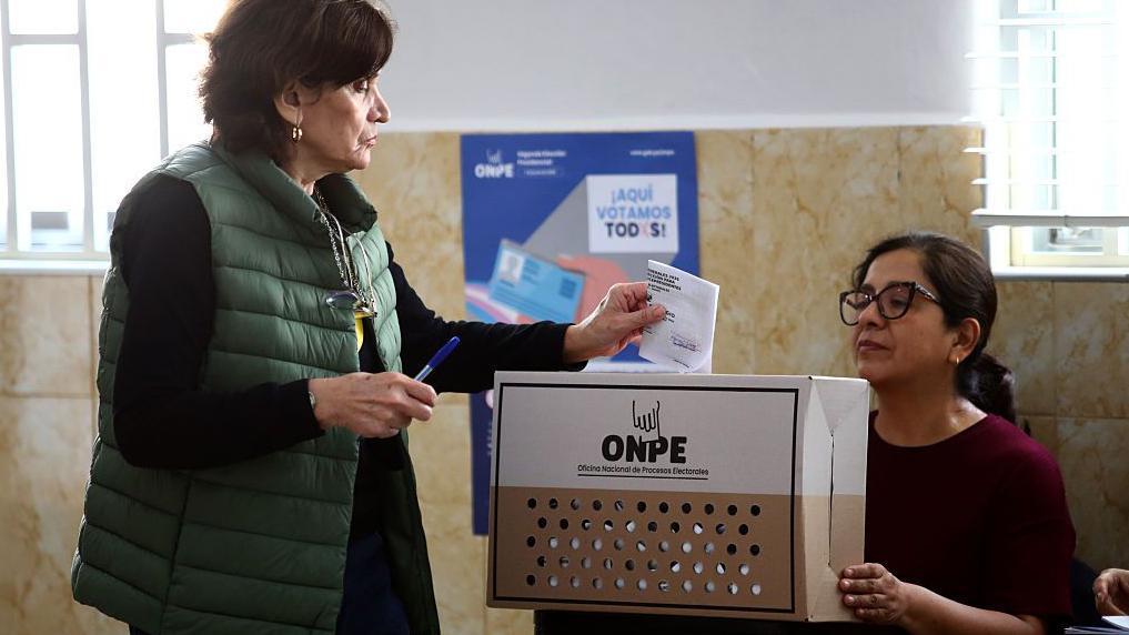 Mujer votando en Perú