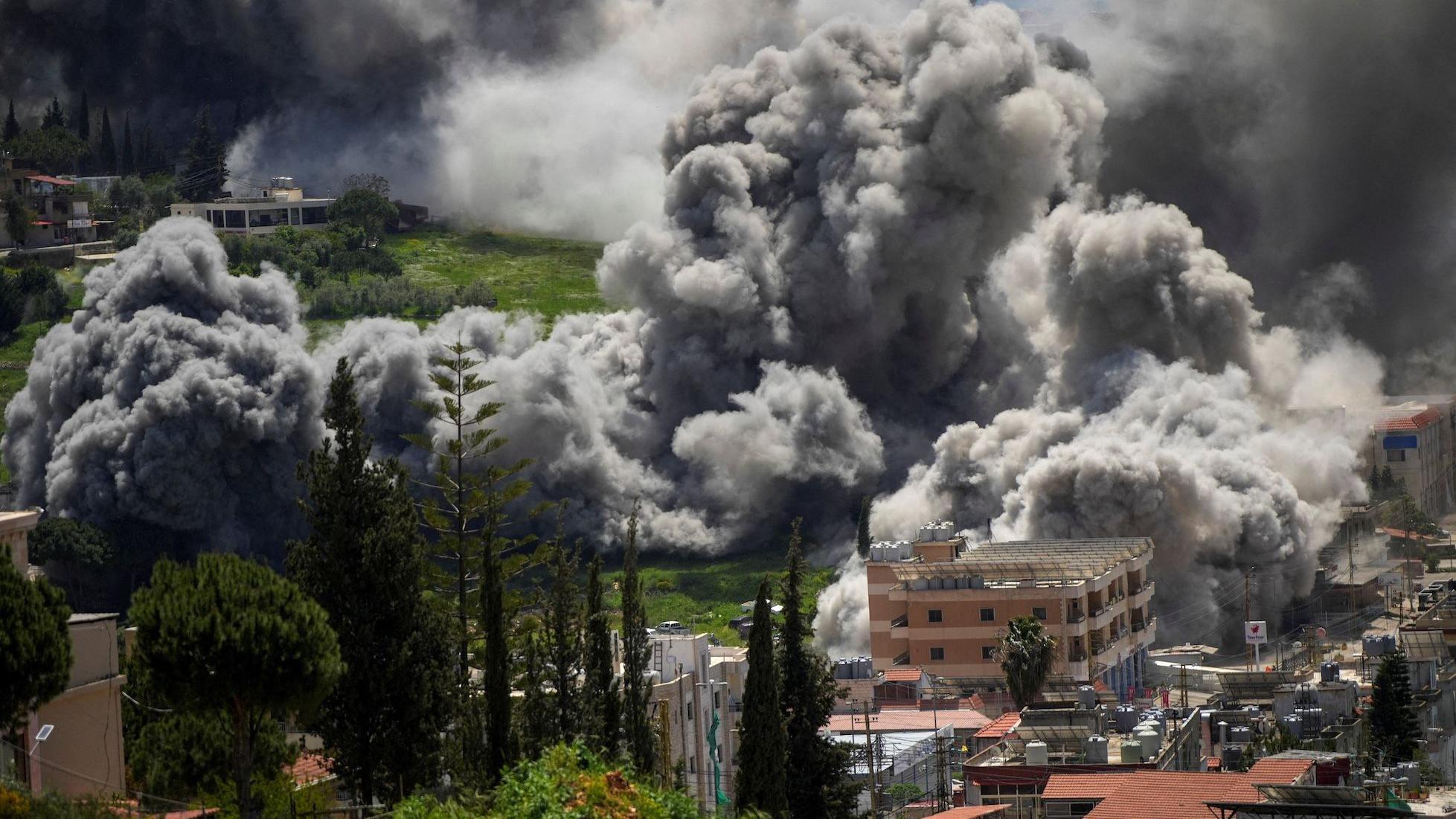 Dim se uzdiže iznad zgrade pogođene u izraelskom napadu, u mestu Nabatijeh u Libanu