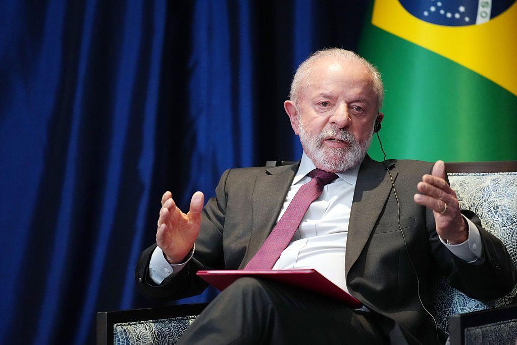 Lula gesticula