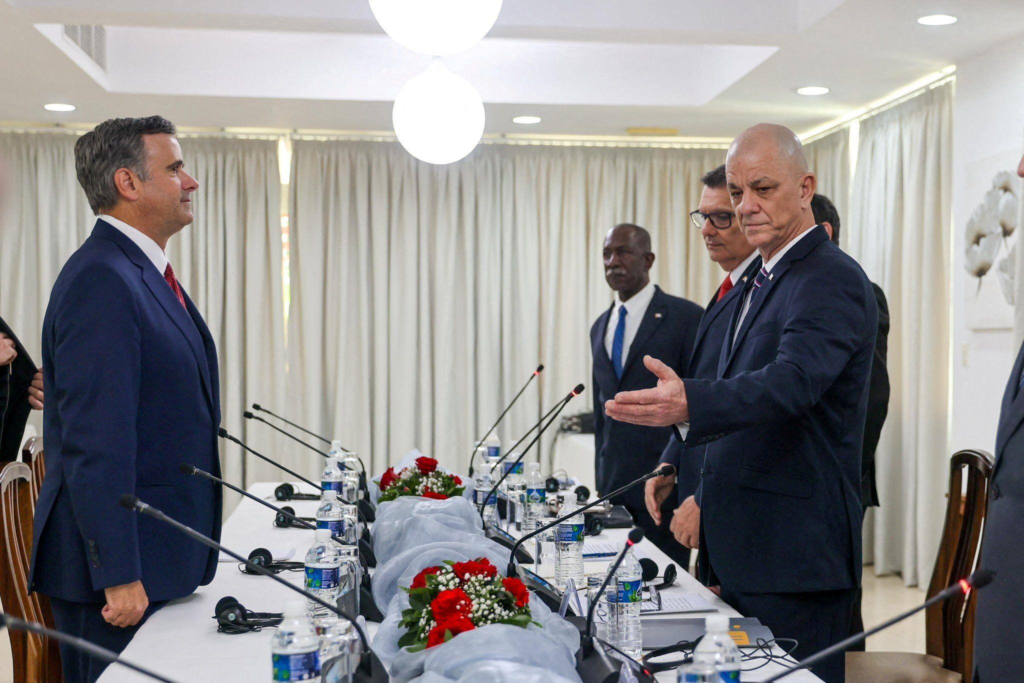 El director de la CIA, John Ratcliffe, asiste a una reunión con funcionarios cubanos en un lugar identificado como La Habana.
