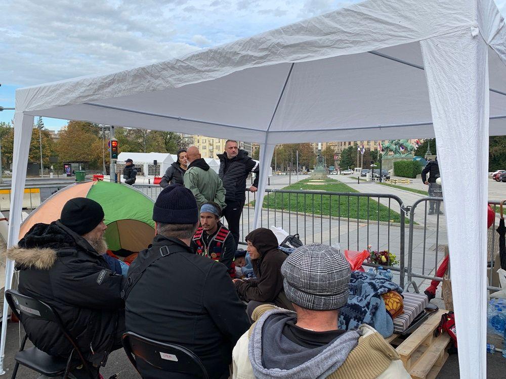 dijana hrka štrajkuje glađu ispred skupštine Srbije