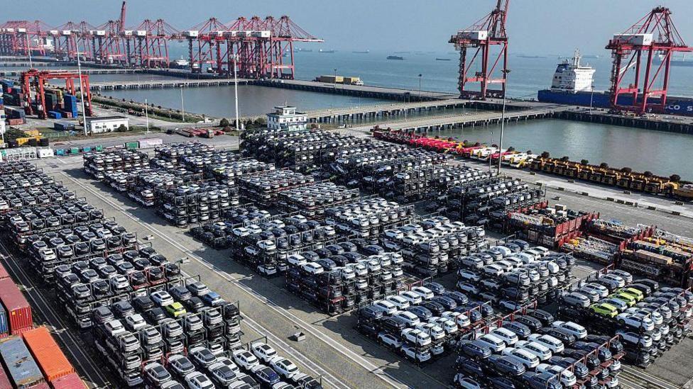 Filas de autos a punto de ser embarcados en el puerto