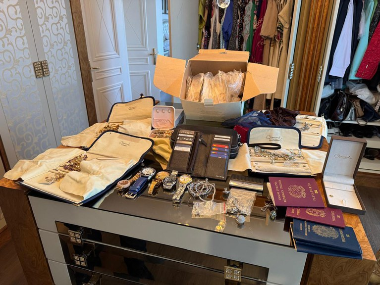 Imagem mostra bens apreendidos em casa de luxo em operação da polícia federal: passaportes, cartões e joias.