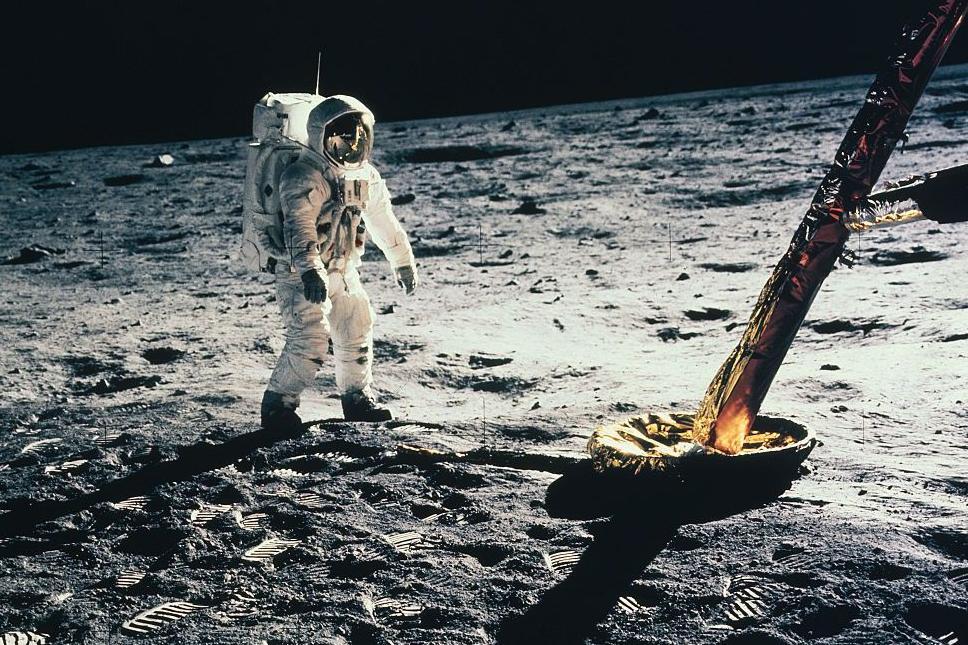 「阿波羅11號」登月任務期間，太空人巴茲·奧爾德林身穿帶有反光面罩的太空服。