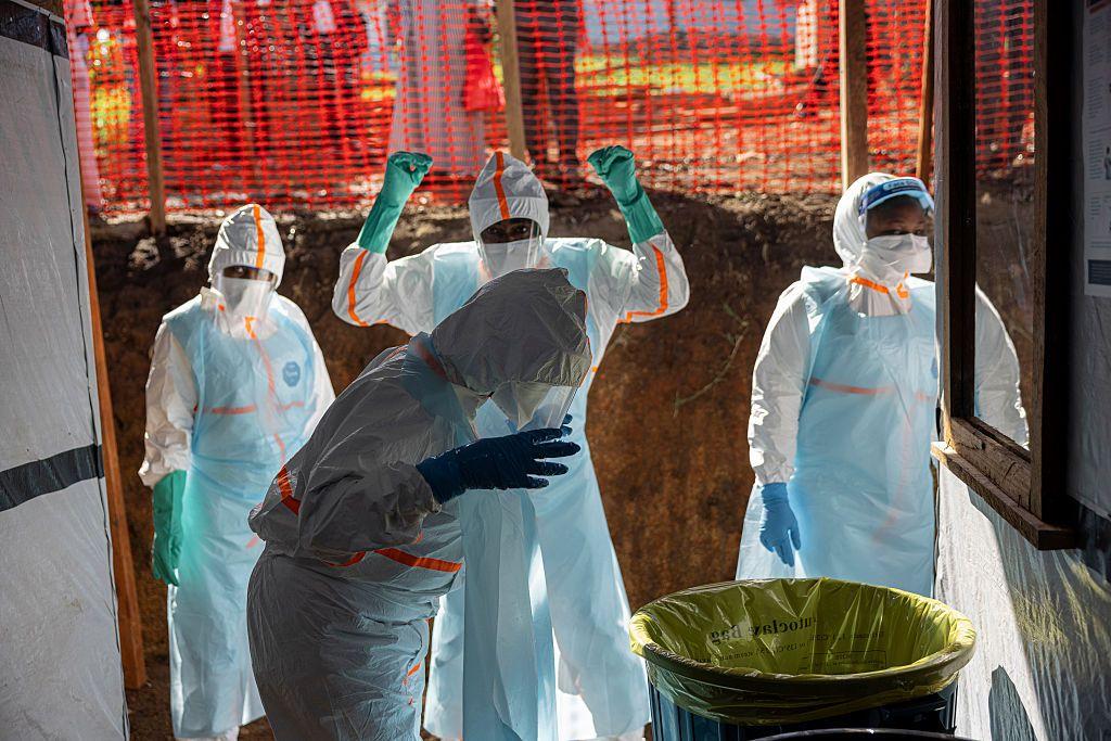 Profissionais de sa&uacute;de usando equipamentos de prote&ccedil;&atilde;o trabalham na &aacute;rea de isolamento de um centro de tratamento de Ebola rec&eacute;m-inaugurado no Centro M&eacute;dico Evang&eacute;lico, na zona de sa&uacute;de de Rwampara, em 31/5/2026, em Bunia, na Rep&uacute;blica Democr&aacute;tica do Congo