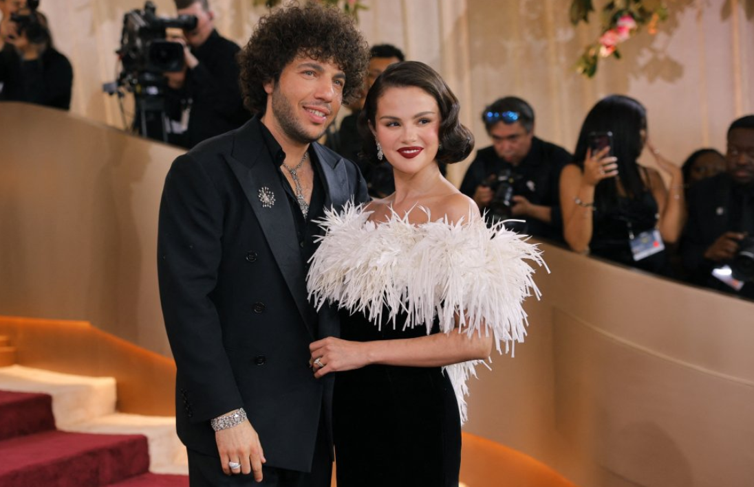 Benny Blanco y Selena Gomez posan en la alfombra roja de la 83ª edición de los Globos de Oro en Beverly Hills, California, EE. UU., el 11 de enero de 2026. REUTERS/Mike Blake