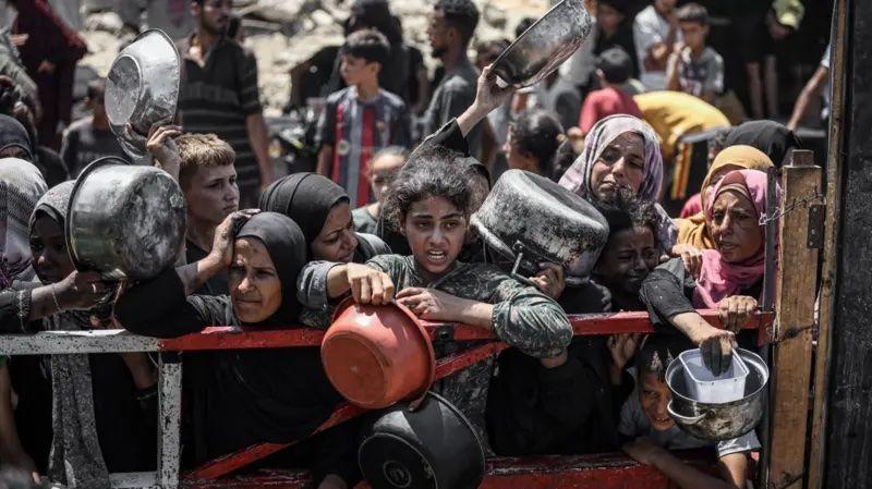 Pessoas com panelas nas mãos 