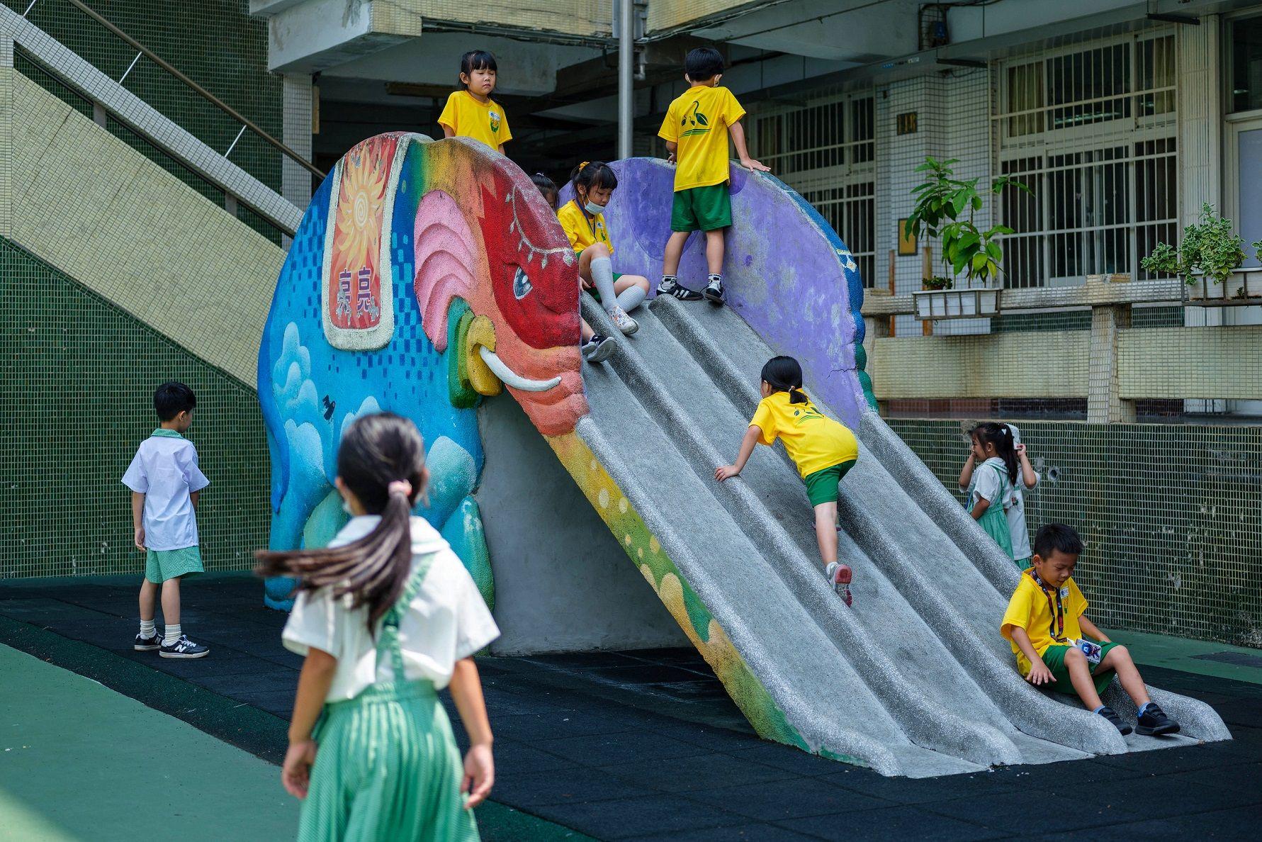 台灣學童在新北市一所小學的滑梯上玩耍