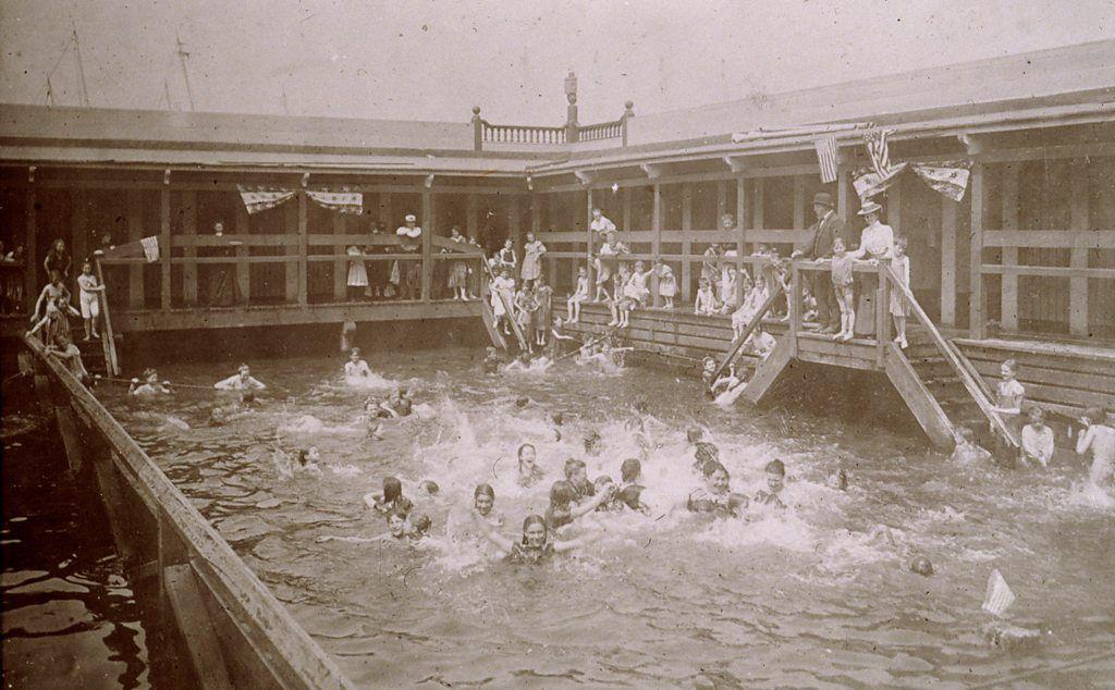 Niños nadando bajo la supervisión de adultos en el baño público N° 10 de la ciudad de Nueva York, circa 1897.