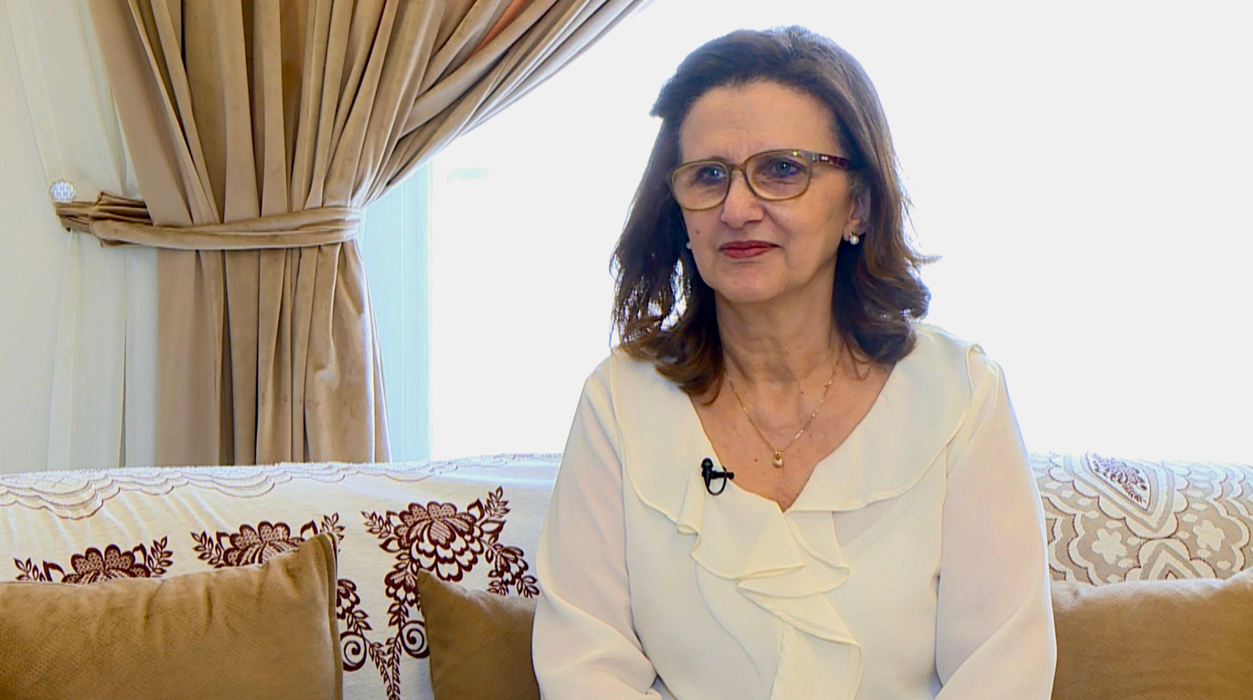 "زوجة وأم منذ ثلاثين عاماً، ولكن عزباء رسمياً" 
