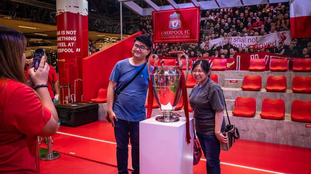 香港球迷在利物浦展覽留影