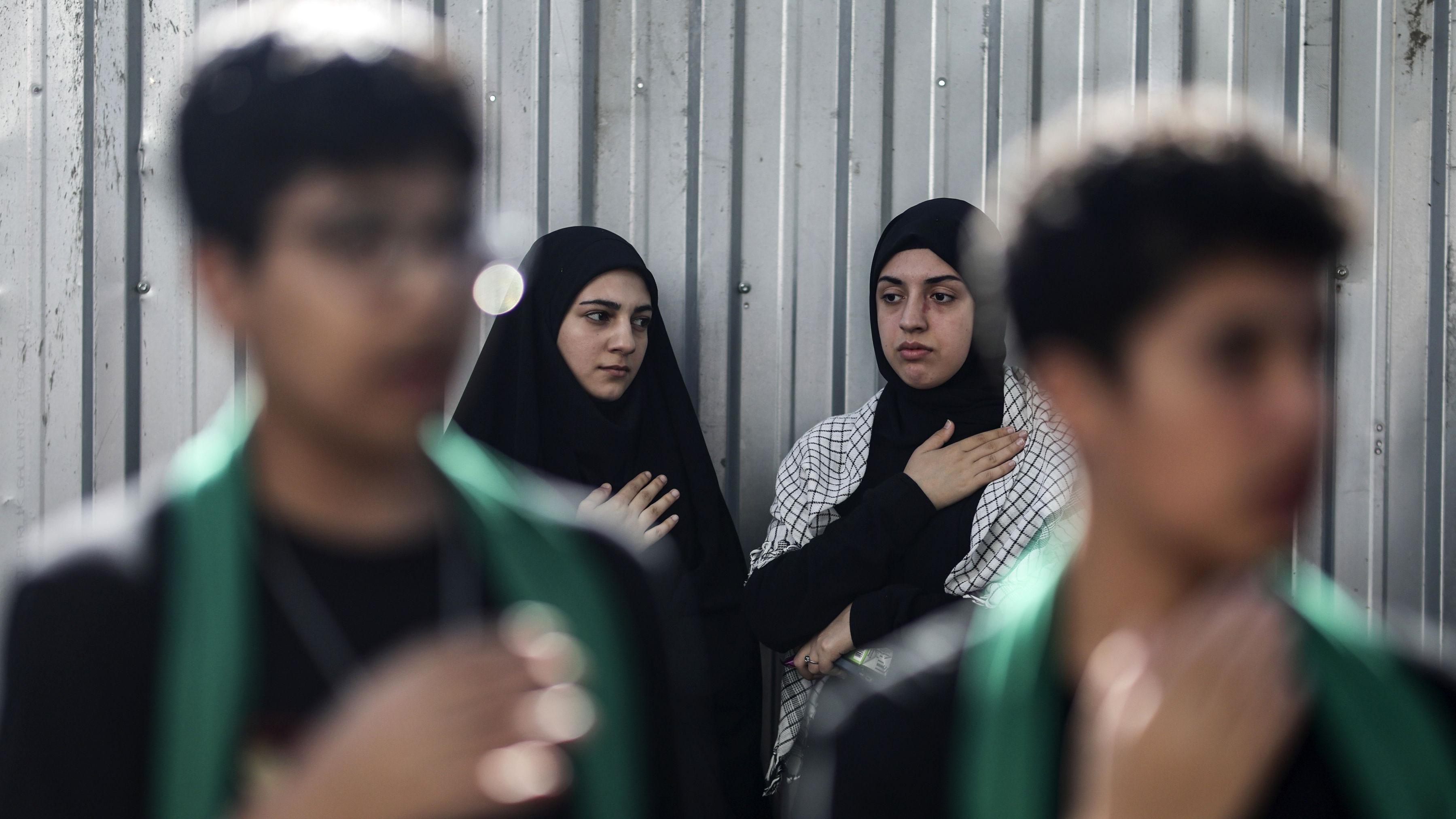 مسلمون شيعة خلال حضور مراسم إحياء ذكرى عاشوراء في إسطنبول
