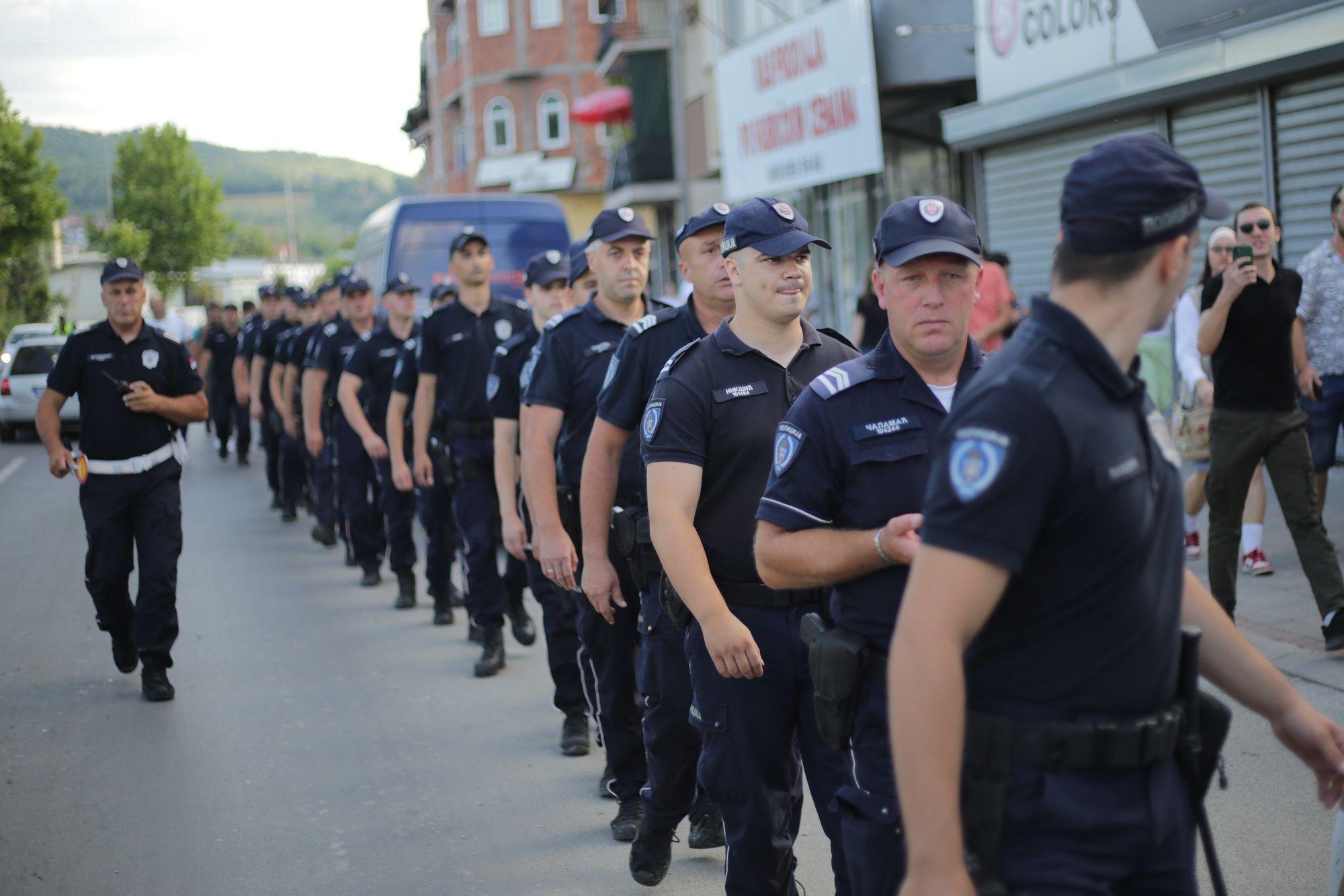 Policija stoji