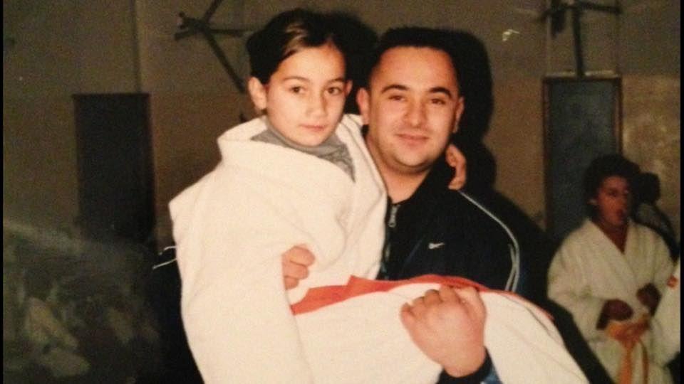 Majlinda Kelmendi carregada pelo treinador Toni Kuka