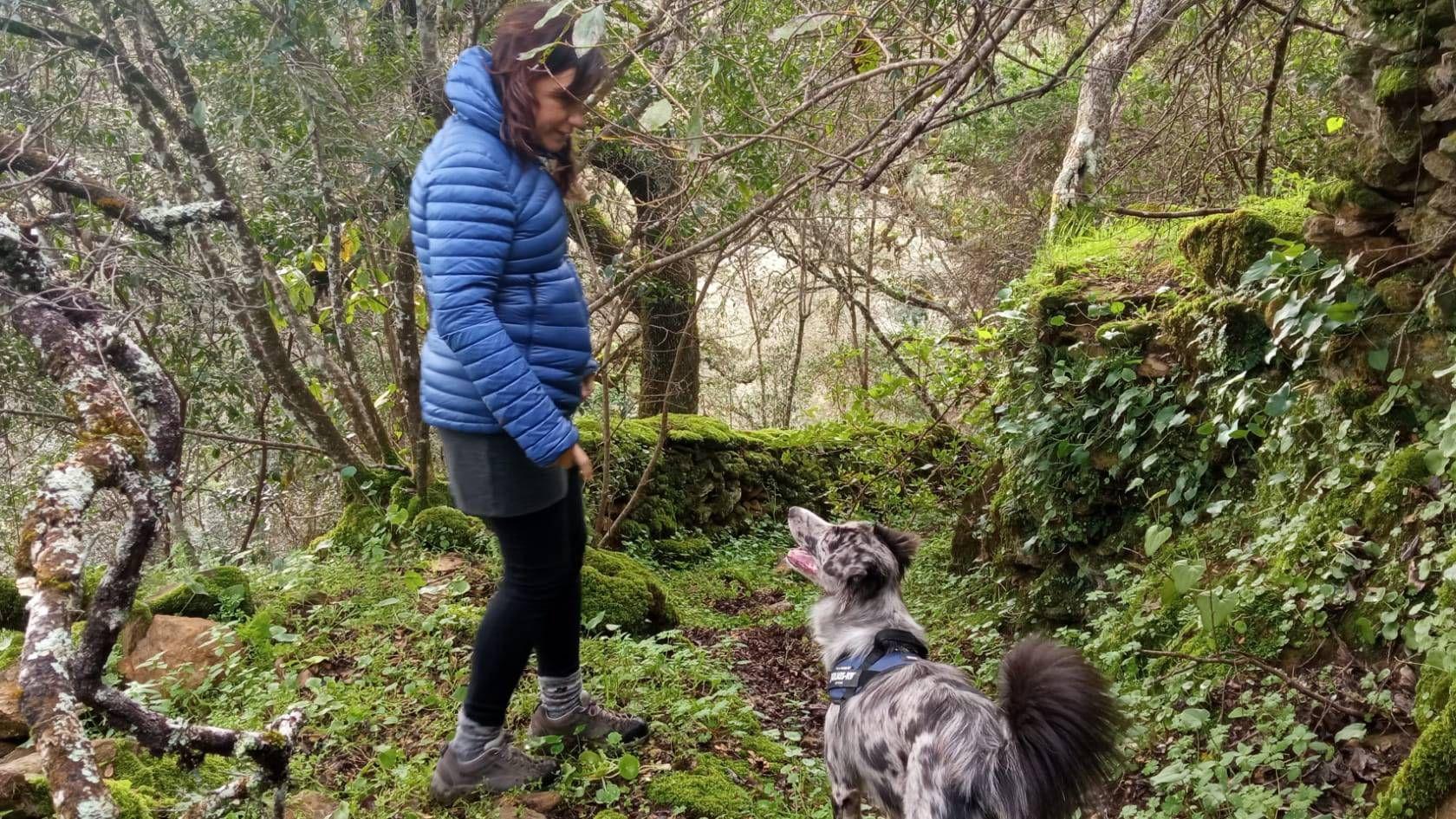 Ainara con su perra Eska.