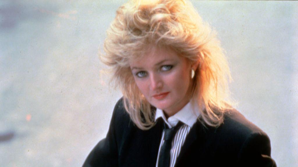 Bonnie Tyler con corbata y el pelo suelto.