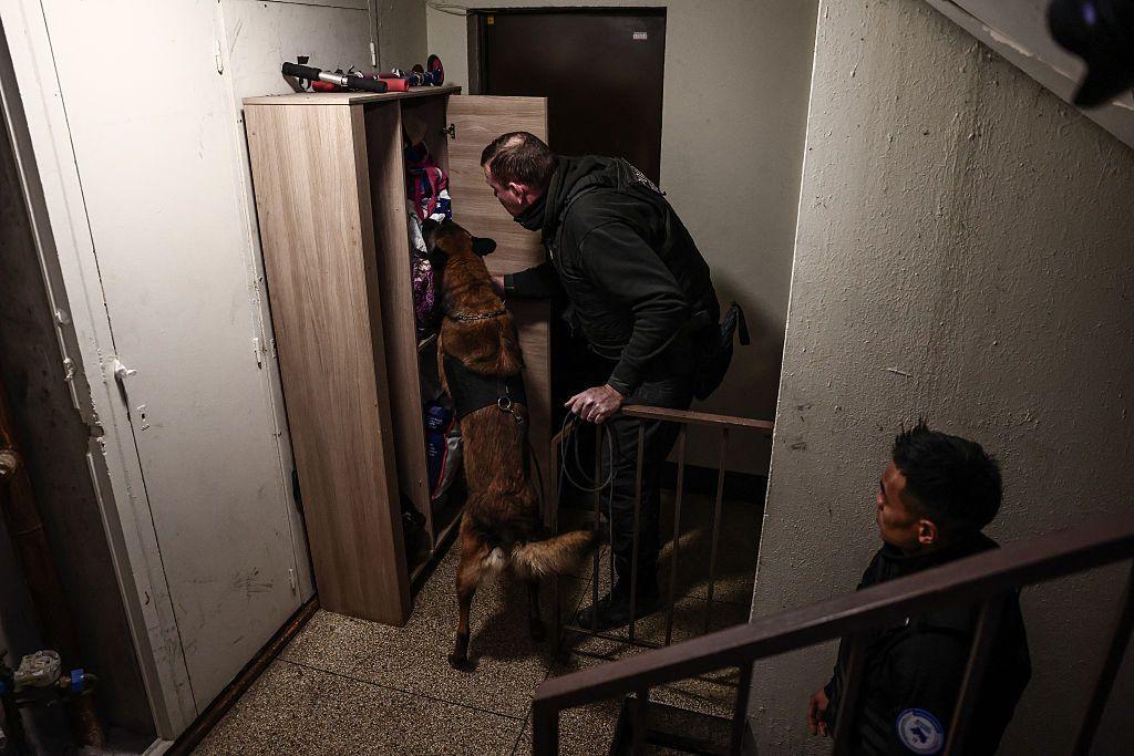 Policía haciendo un registro