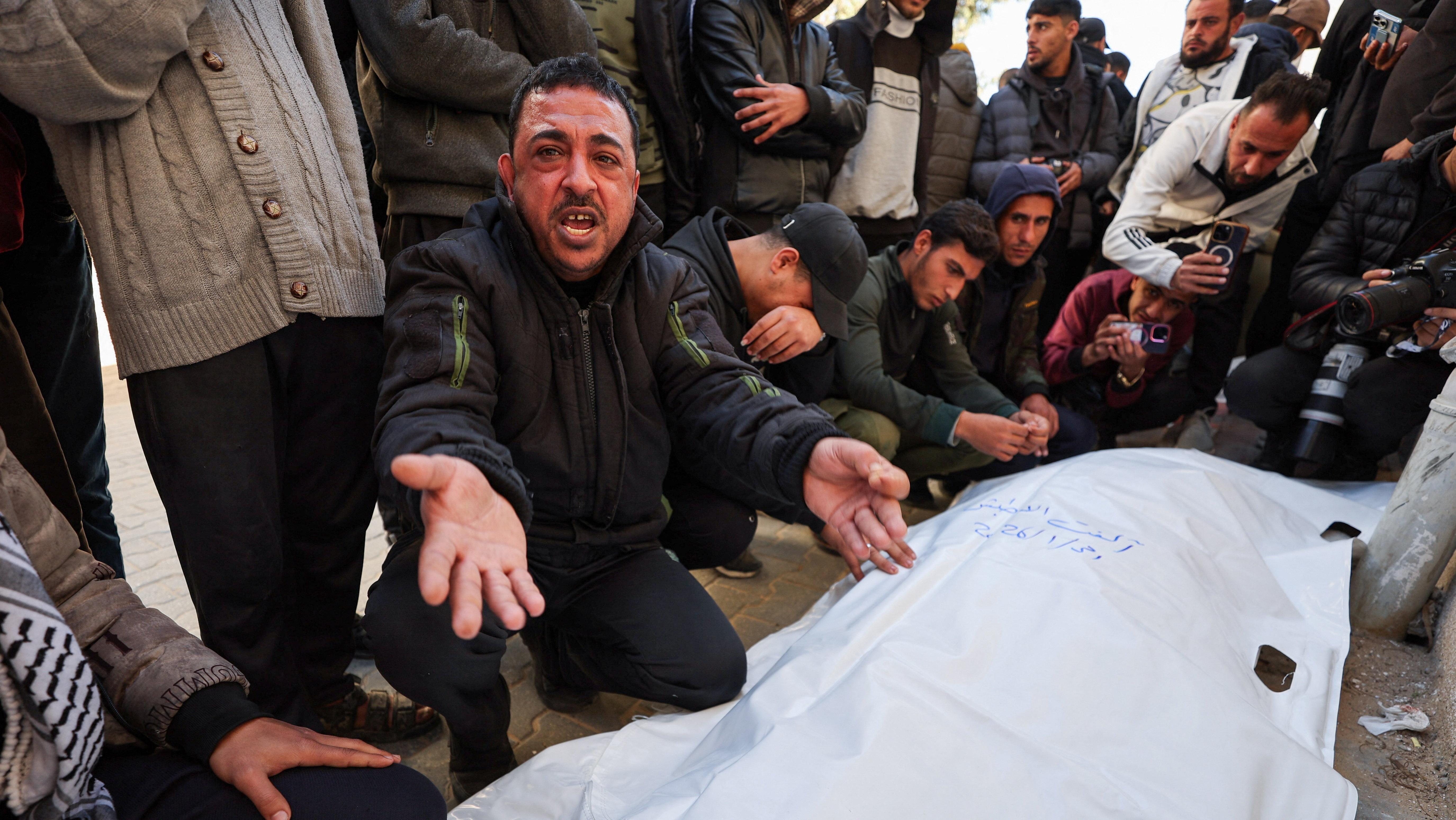 مشيعون يتفاعلون خلال جنازة فلسطينيين، بحسب مسعفين، قُتلوا في غارة إسرائيلية يوم السبت، في مستشفى الشفاء بمدينة غزة، 31 يناير/كانون الثاني 2026. 