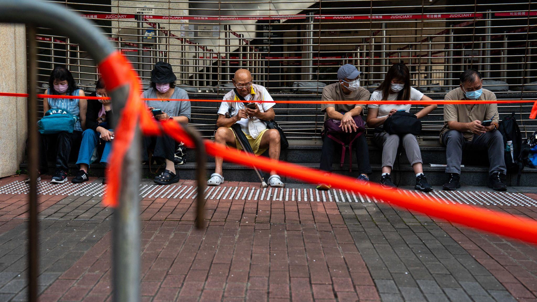 香港西九龍裁判法院外民眾排隊輪候進入法庭旁聽黎智英案審判（28/8/2025）