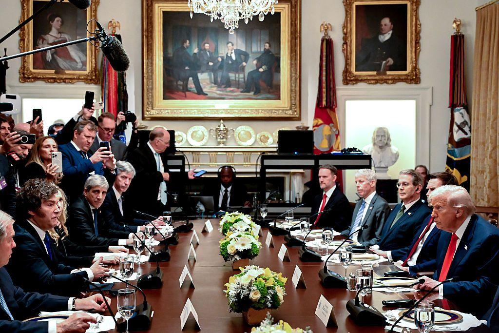 Los presidentes Trump y Milei reunidos en torno a una mesa de la Casa Blanca con miembros de sus gabinetes.