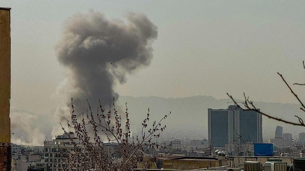 أعمدة الدخان تتصاعد في طهران عقب إعلان إسرائيل تنفيذ ضربات جوية ضد إيران