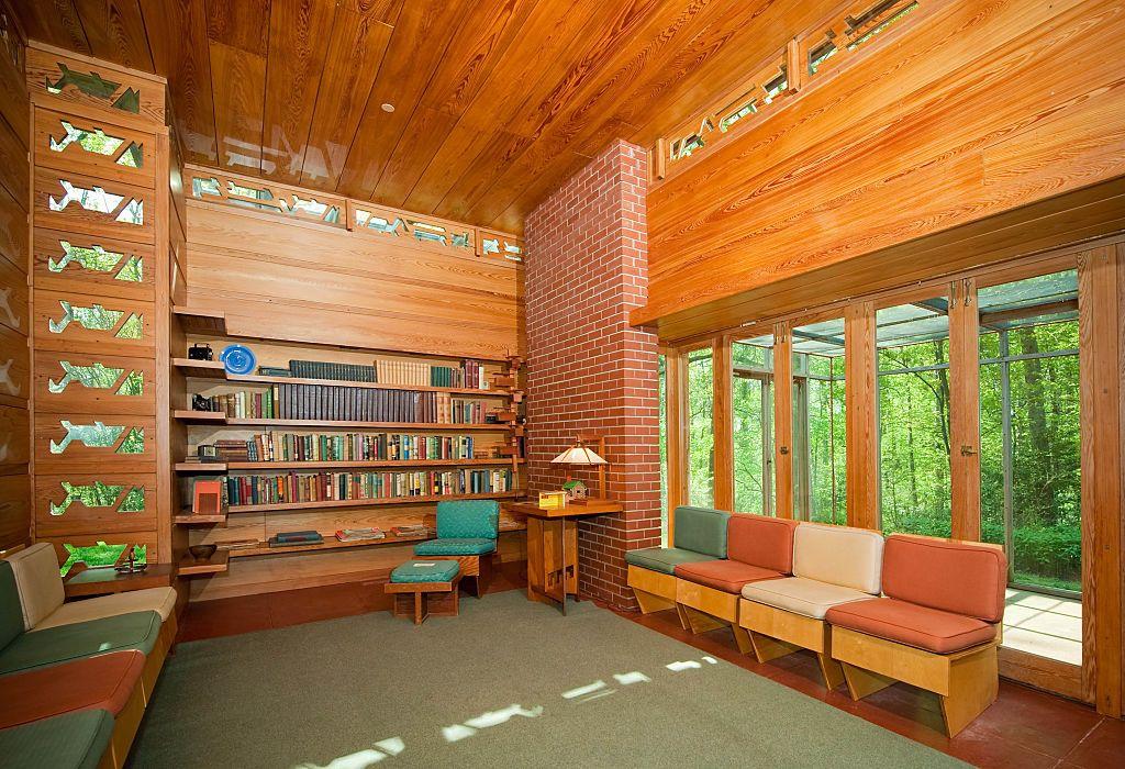 La sala de la casa Pope-Leighey en Alexandria, VA, diseñada por Wright.