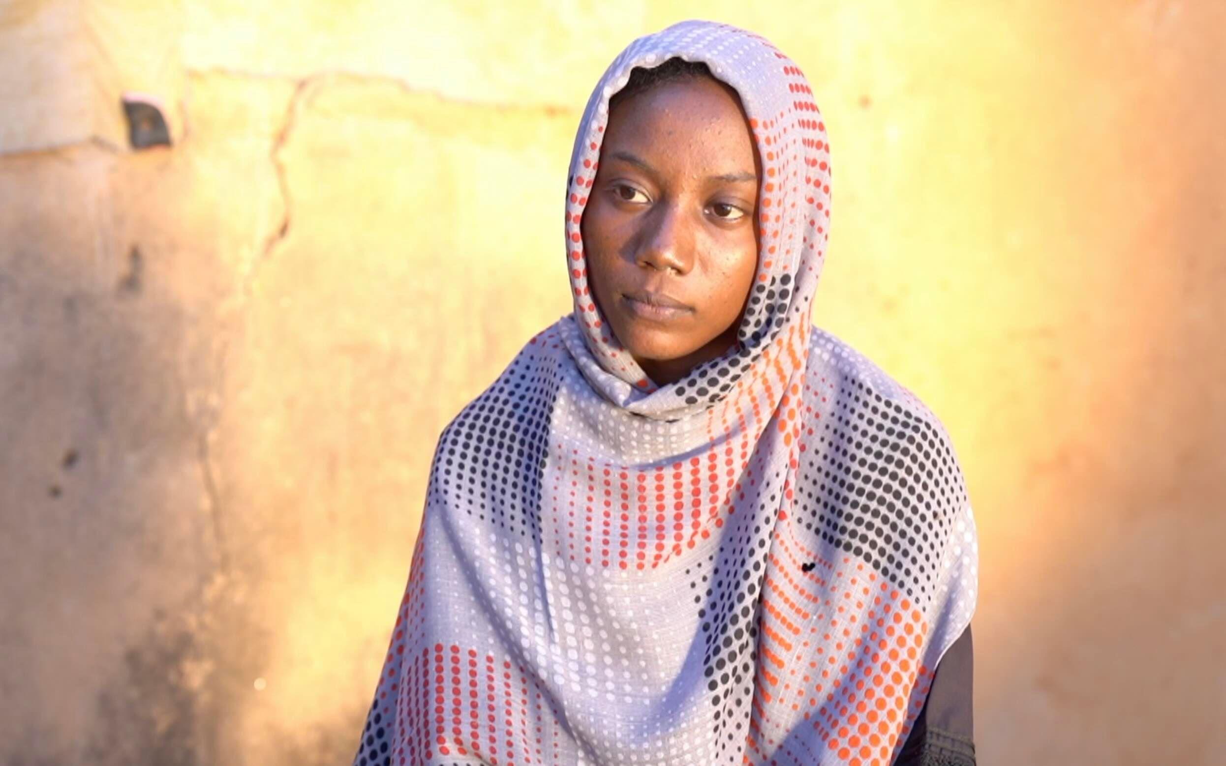 مكارم في منزلها.