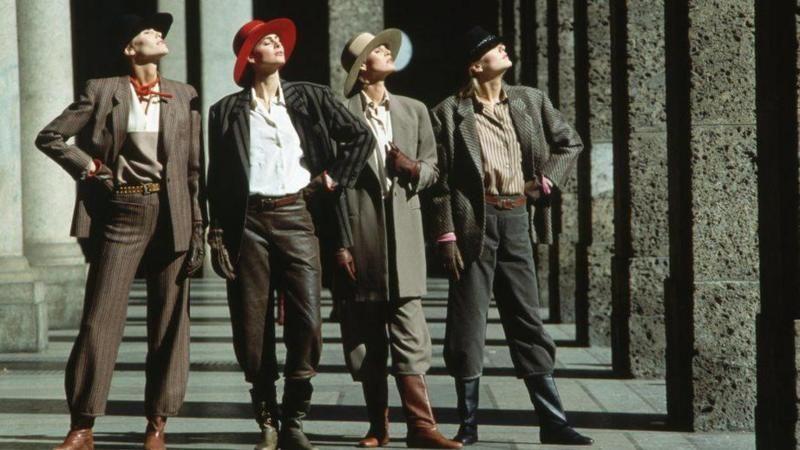 Unas modelo visitiendo trajes Armani en la década de 1980