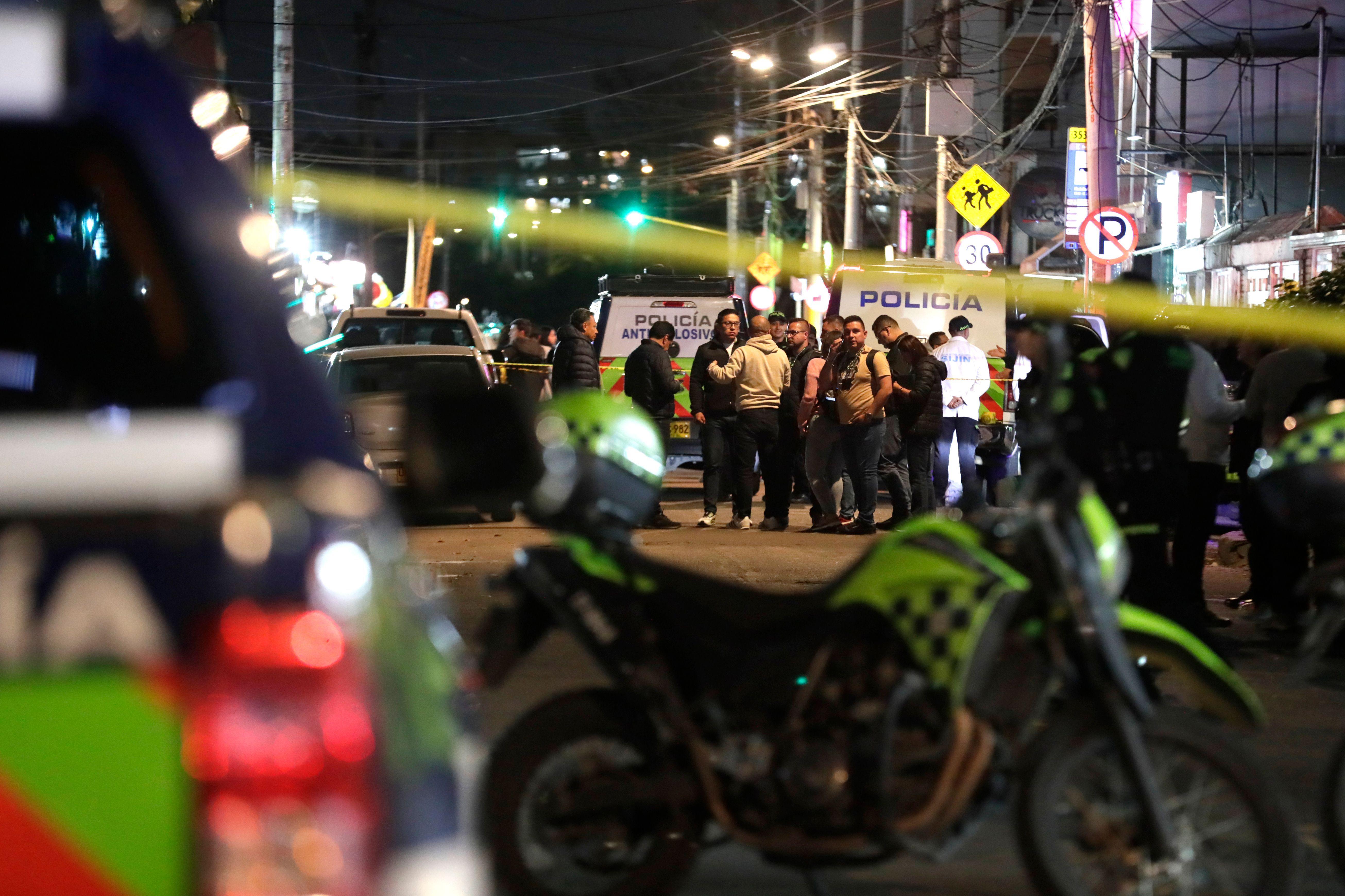 Miembros de la Policía Nacional de Colombia custodian la zona donde ocurrió el ataque contra el senador Miguel Uribe Turbay, en Bogotá, Colombia, el 7 de junio de 2025.