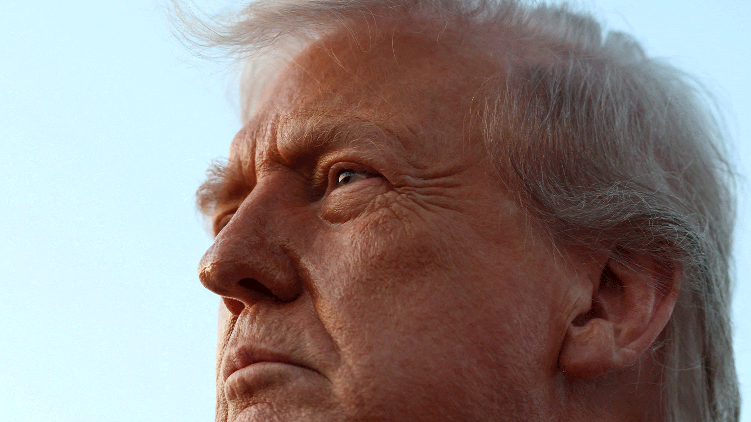 美國總統特朗普在對媒體發言時凝視前方