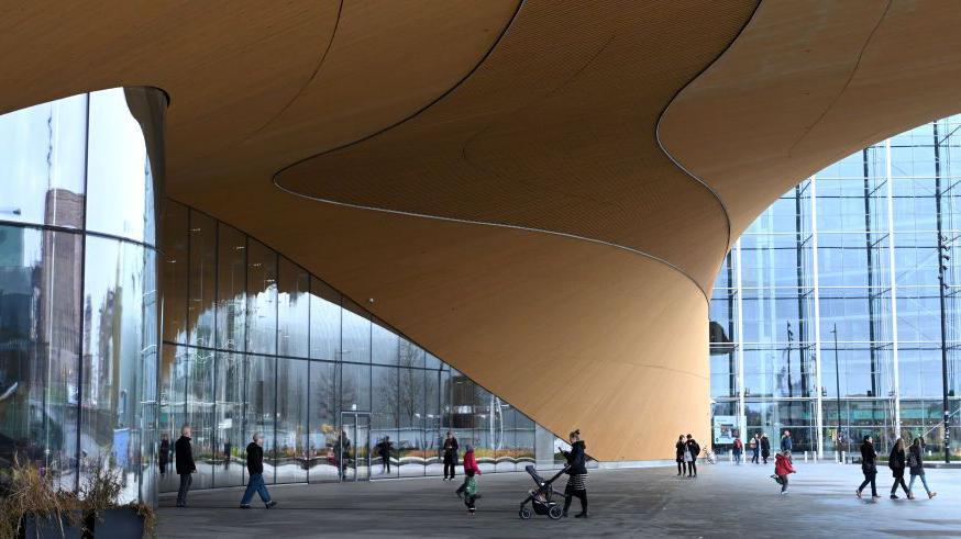 Exterior de la biblioteca Oodi, en Helsinki. 