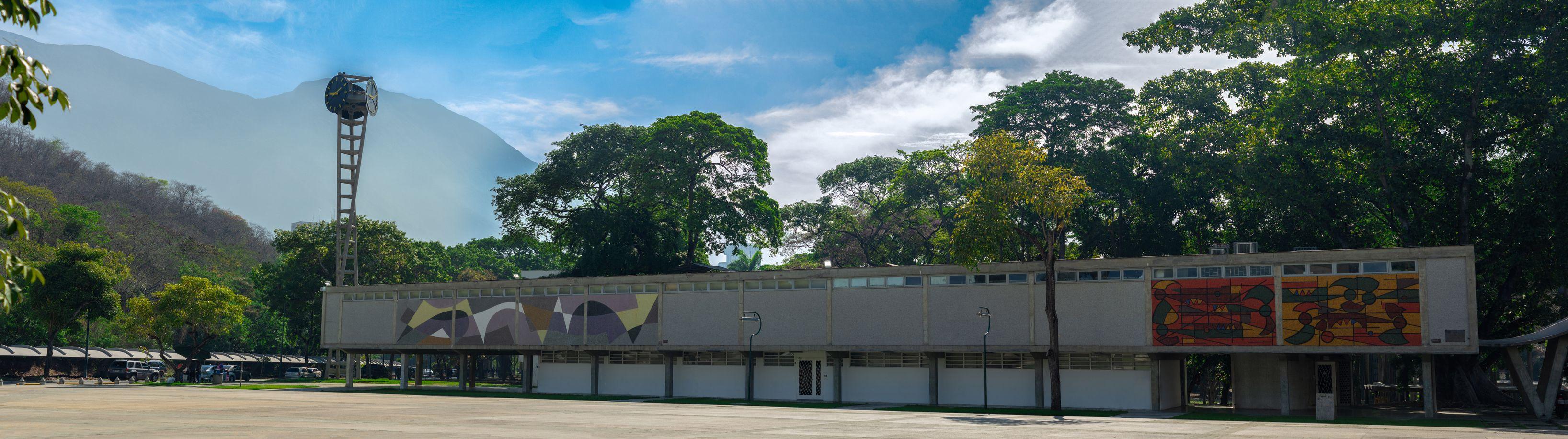 Vista de la plaza del rectorado y el reloj de la UCV
