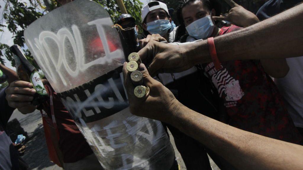 Estudiantes muestran casquillos de bala durante una protesta contra las reformas gubernamentales al Instituto Nacional de Seguros Sociales (INSS) en Managua, el 21 de abril de 2018.
