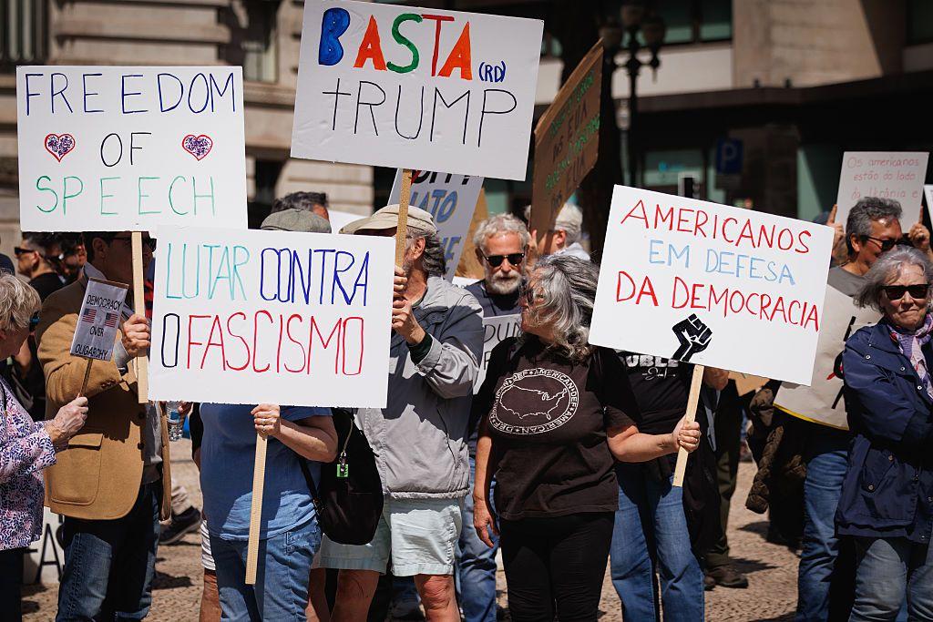 Personas protestan contra Trump en Portugal