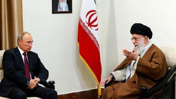 El presidente ruso Vladimir Putin (izq.) reunido con el líder supremo iraní, el ayatolá Alí Jamenei (der.), en Teherán, el 16 de octubre de 2007.