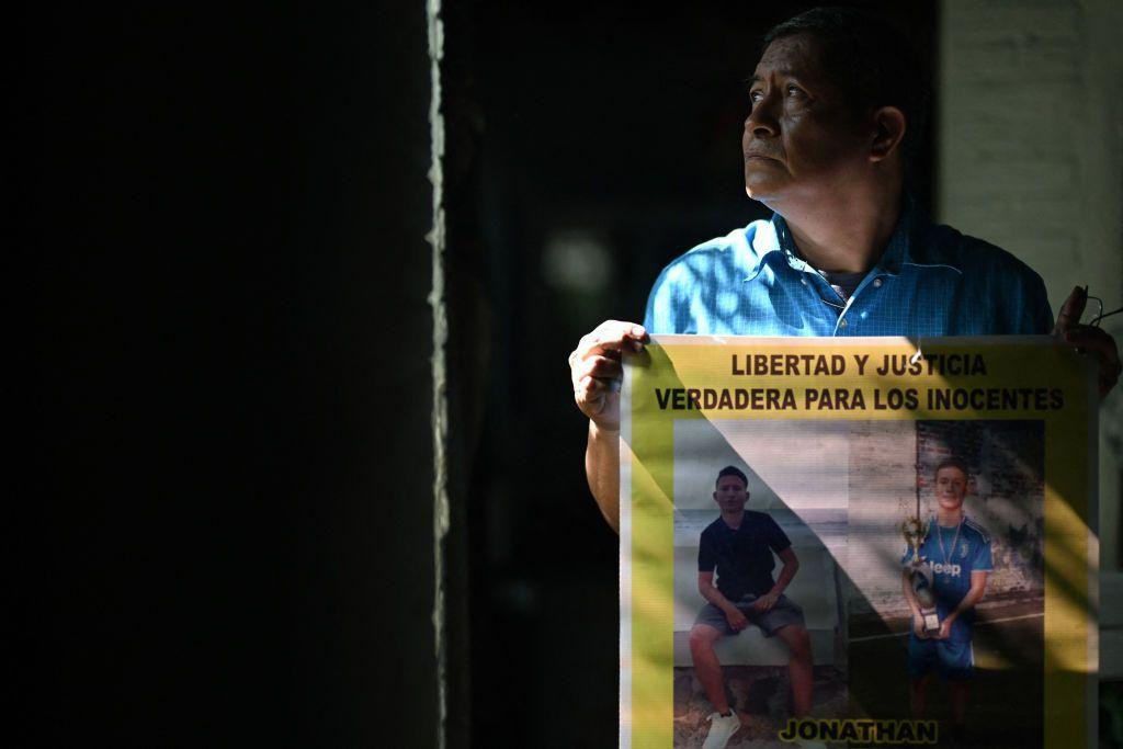Reynaldo Santos Vanegas muestra un cartel con fotos de su hijo Jonathan Santos Castillo, arrestado durante el estado de emergencia decretado por el gobierno salvadoreño para combatir a un grupo criminal, durante una entrevista en Soyapango, el 25 de octubre de 2024. 
