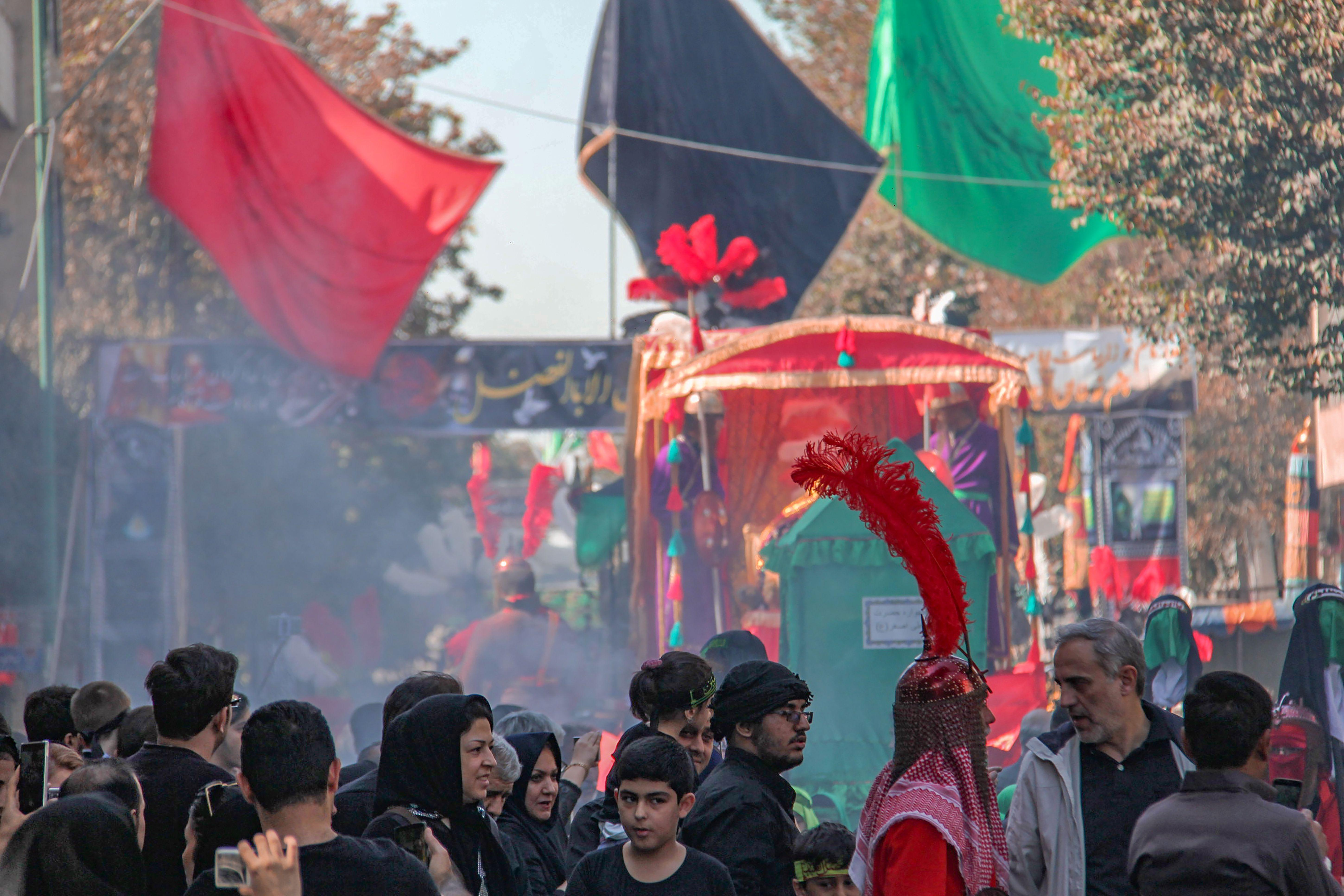 في طهران، يشارك شيعة في مراسم عاشوراء التي تجمع بين العزاء والمواكب والطقوس الجماعية، في استعادة سنوية لقصة كربلاء وما ترمز إليه من حزن وتضحية.