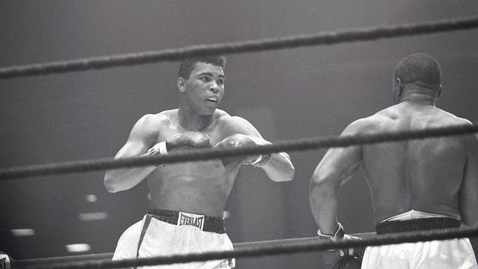 محمد علي يلاكم سوني ليستون دخل الحلبة