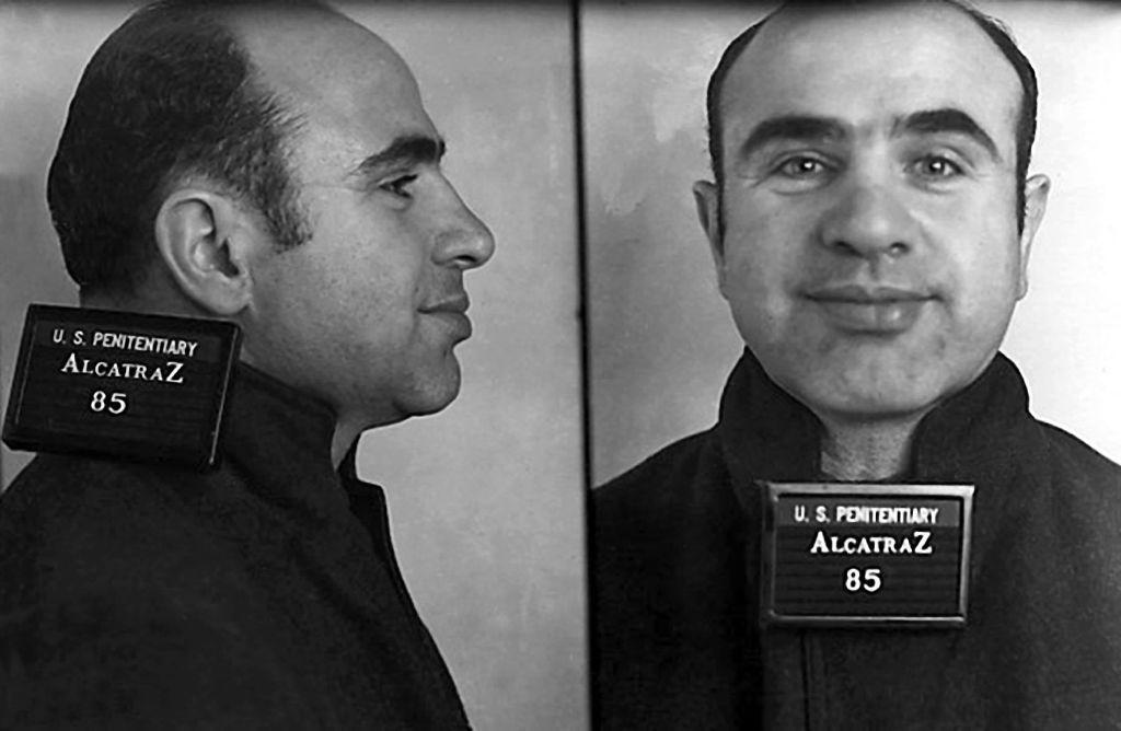 Al Capone en una ficha policial de la prisión de Alcatraz.